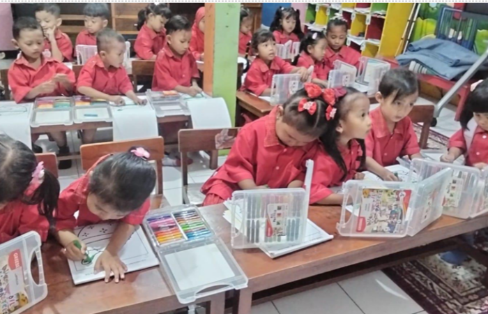 (PLP) 2 di KB/TK Harapan Permata Bunda pengalaman berharga dalam mengamati berbagai program pembelajaran keterampilan anak usia dini.